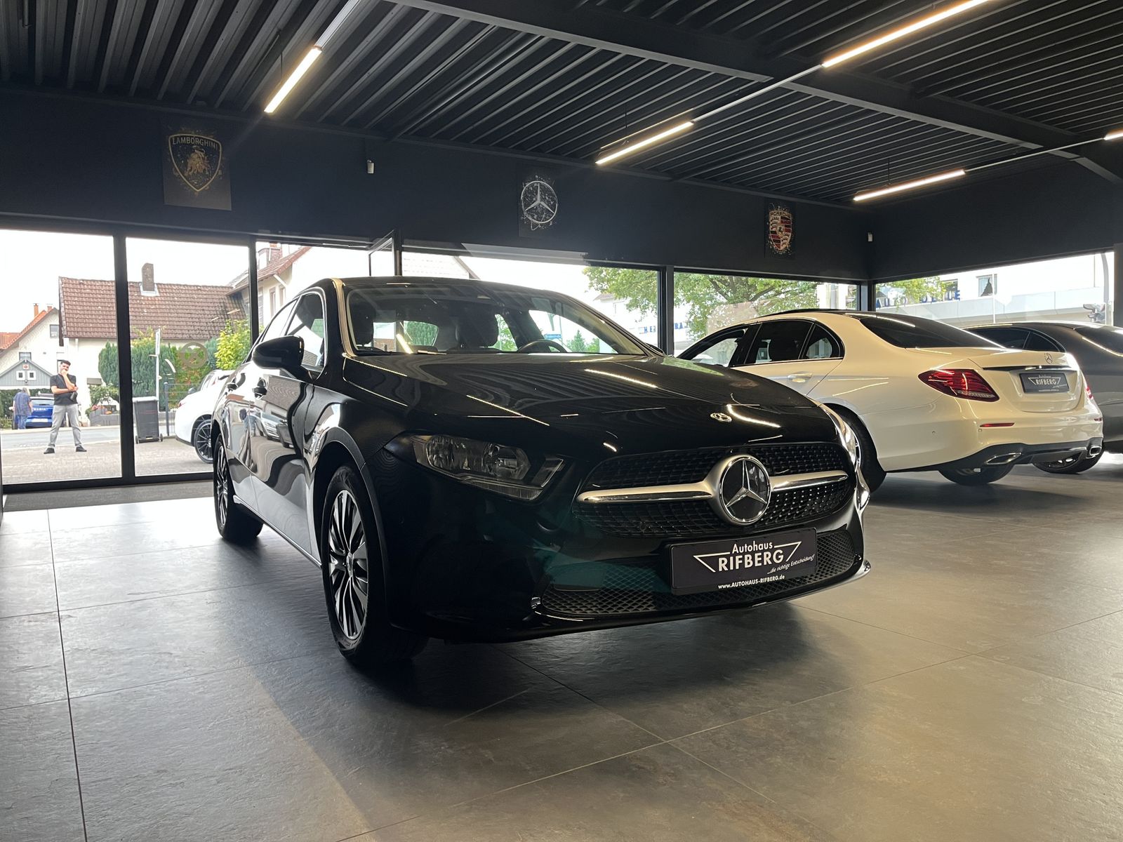 Mercedes-Benz A 250 e business 8G Progressive Limosine/Ambient imagem 3
