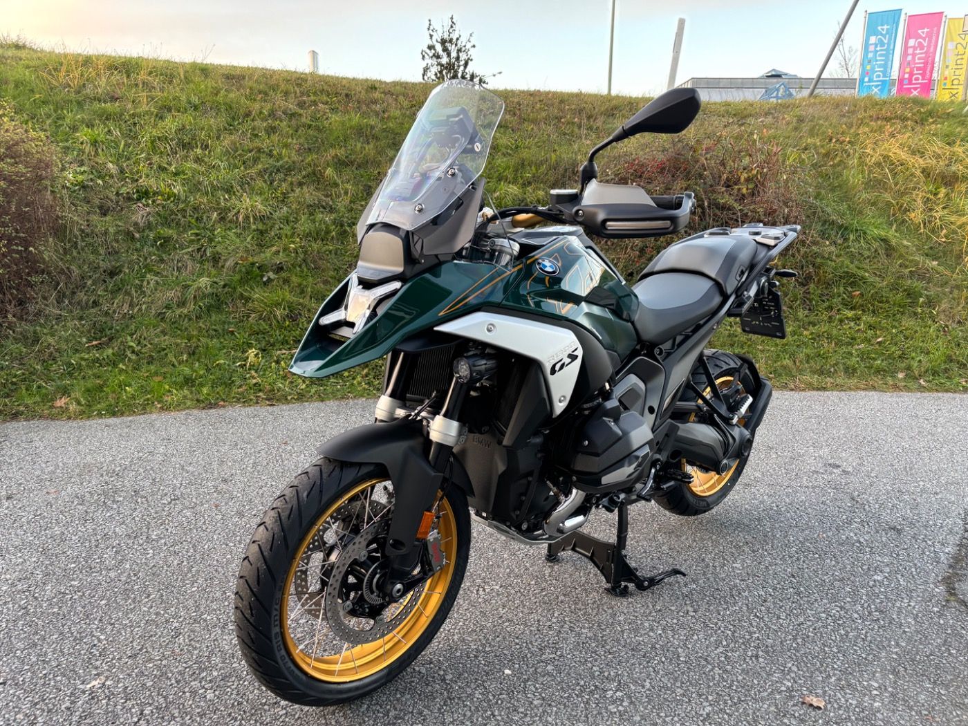 Fahrzeugabbildung BMW R 1300 GS Option 719 Doppelschalldämpfer Adaptiv