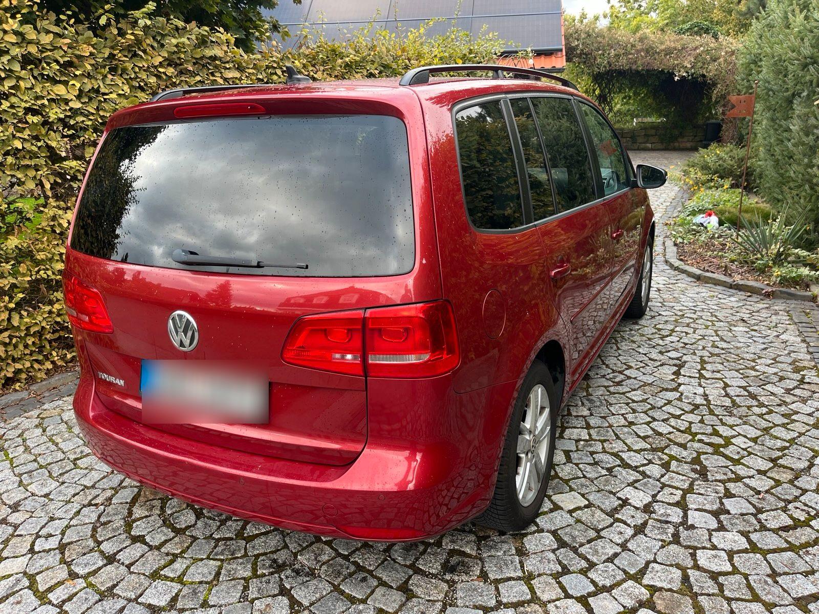 Volkswagen Touran 2012 — салон