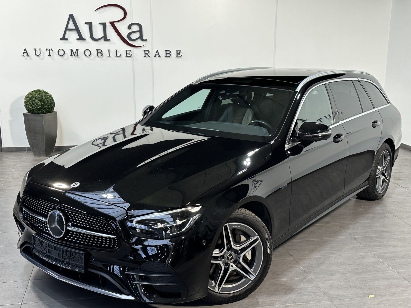 Fahrzeugabbildung Mercedes-Benz E 300de T AMG-Line NAV+LED+PANO+360°+DISTRONIC