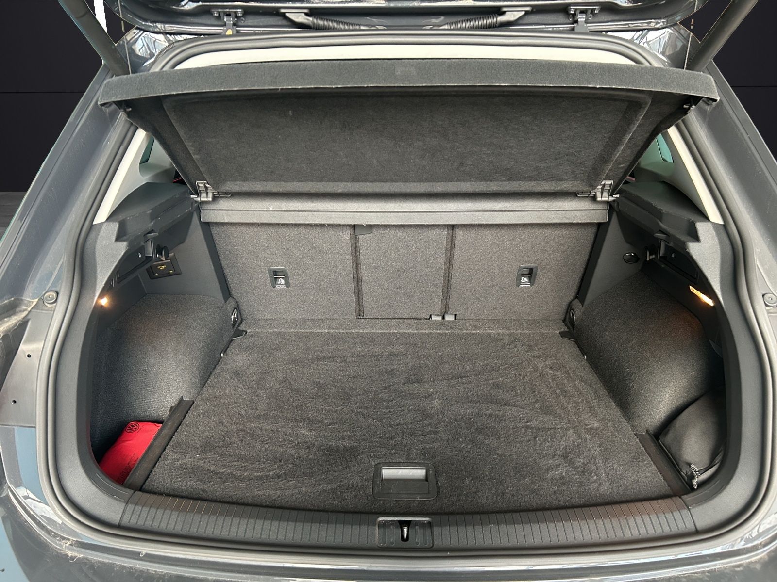 Fahrzeugabbildung Volkswagen Tiguan TDI Elegance DSG 4Mo Matrix AHK Navi AIF´
