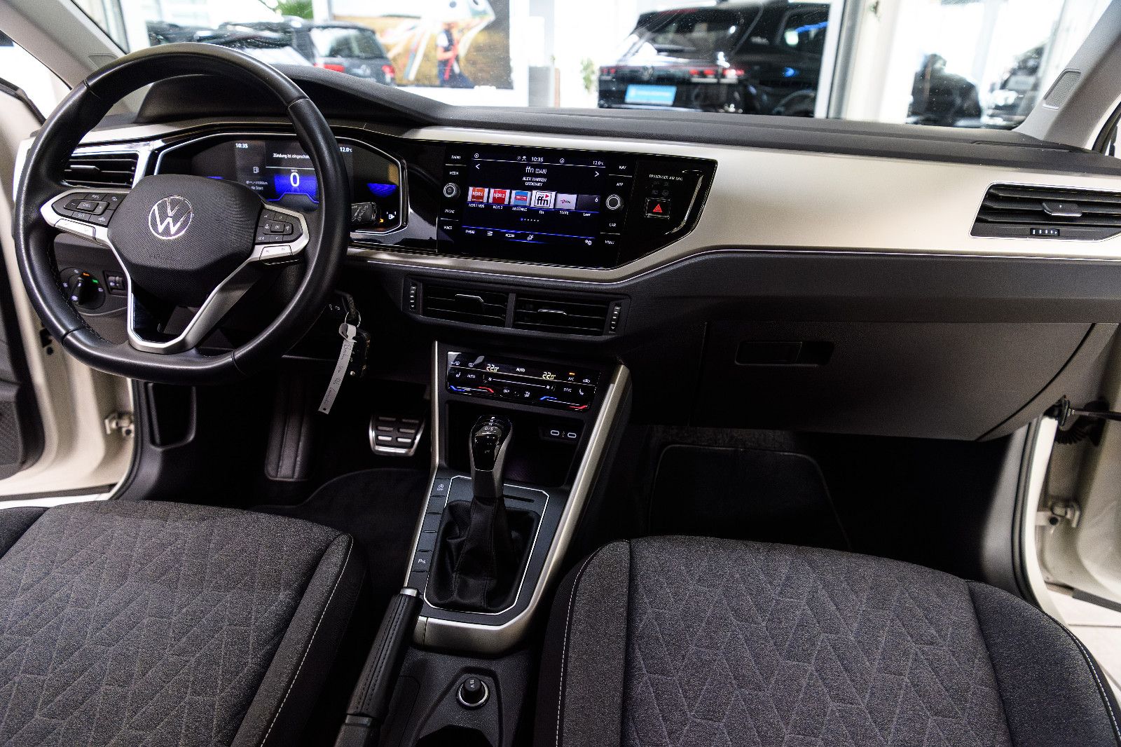 Fahrzeugabbildung Volkswagen Polo VI Move 1.0 TSI DSG LED+SHZ+PDC+APP