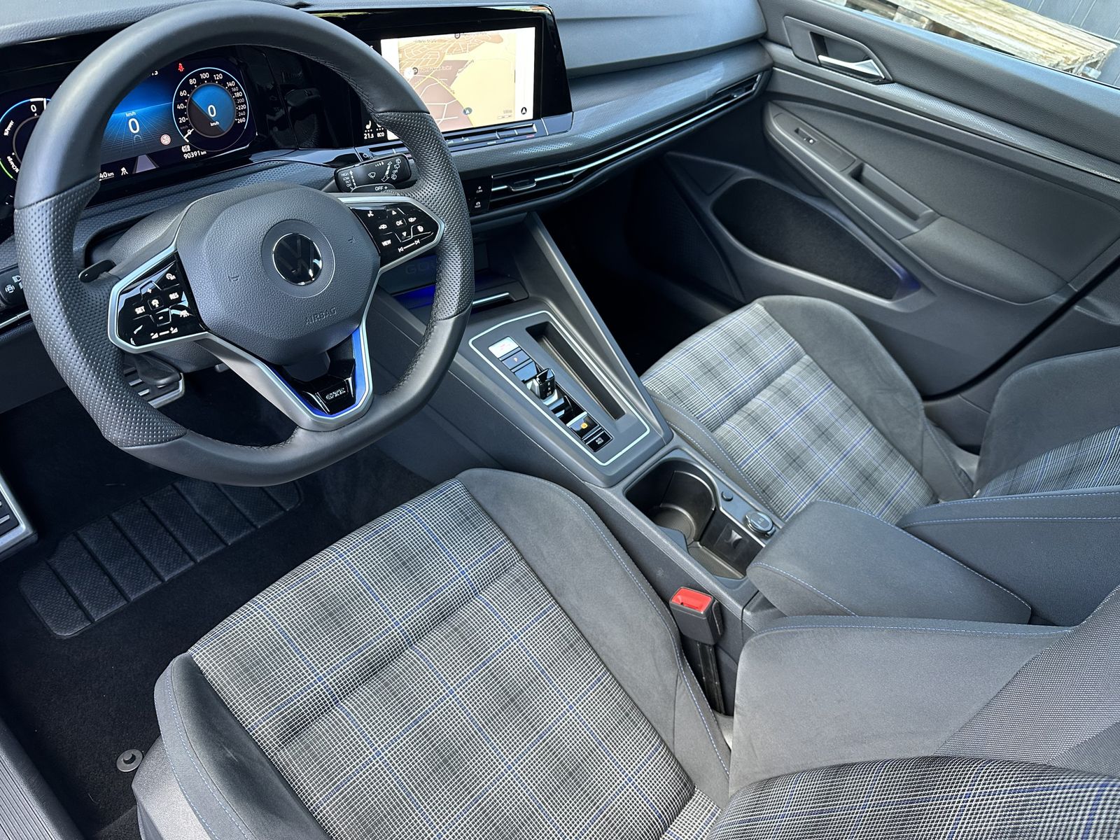 Fahrzeugabbildung Volkswagen Golf VIII GTE eHybrid NAV+LED+HEAD-UP+CARPLAY+VC