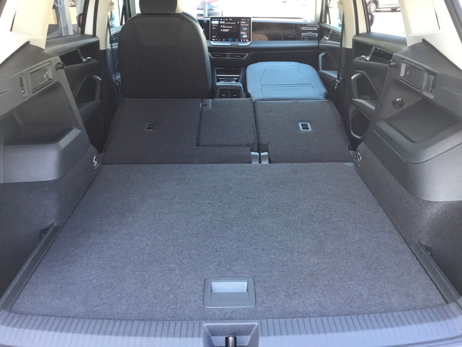 Fahrzeugabbildung Volkswagen Tiguan 1.5 eTSI DSG Elegance+360°+MatrixLED+AHK