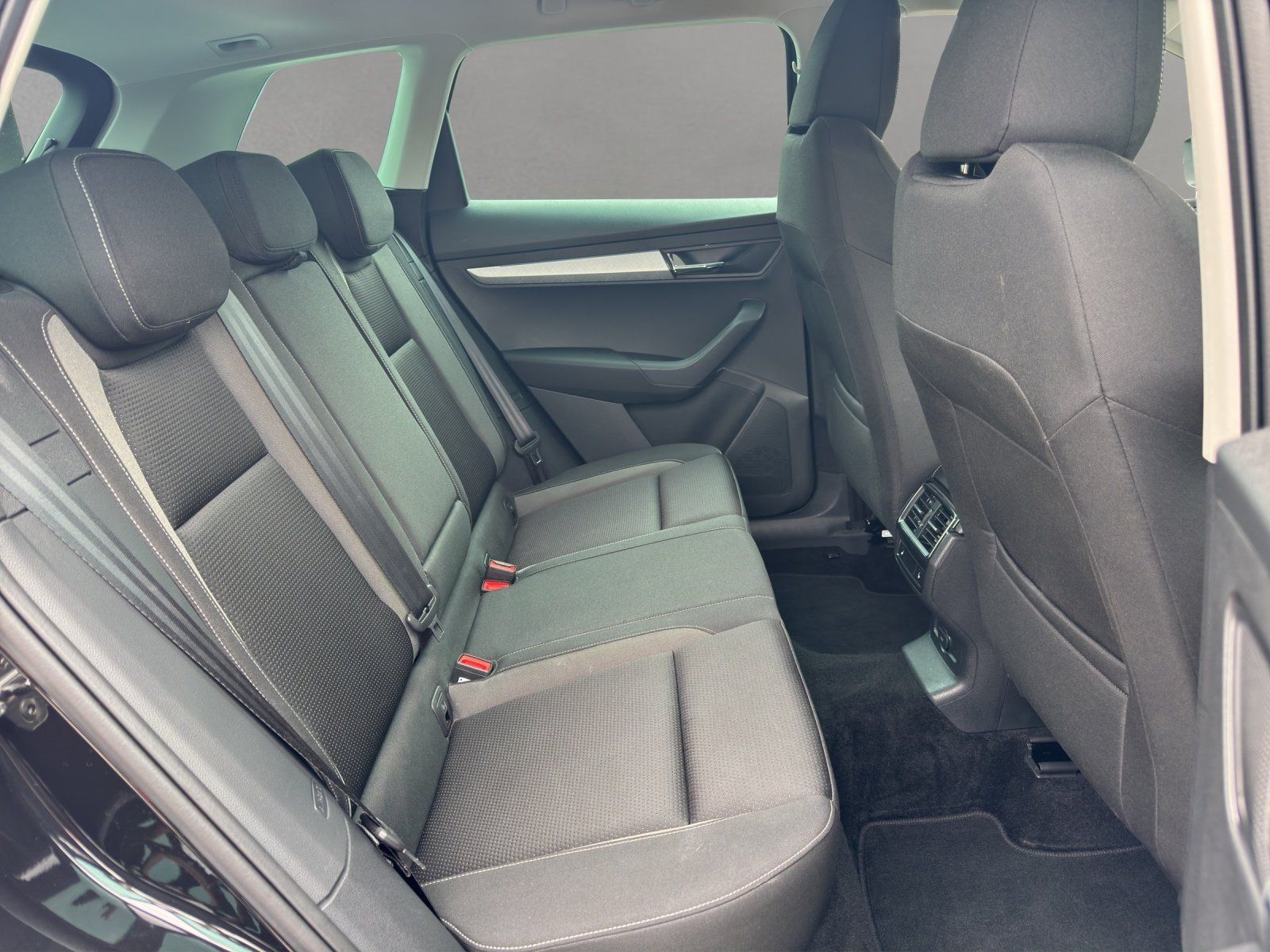 Fahrzeugabbildung SKODA Karoq Tour 2,0 TDI 4x4 DSG/LED/ACC/CAM/NAVI/AHK/