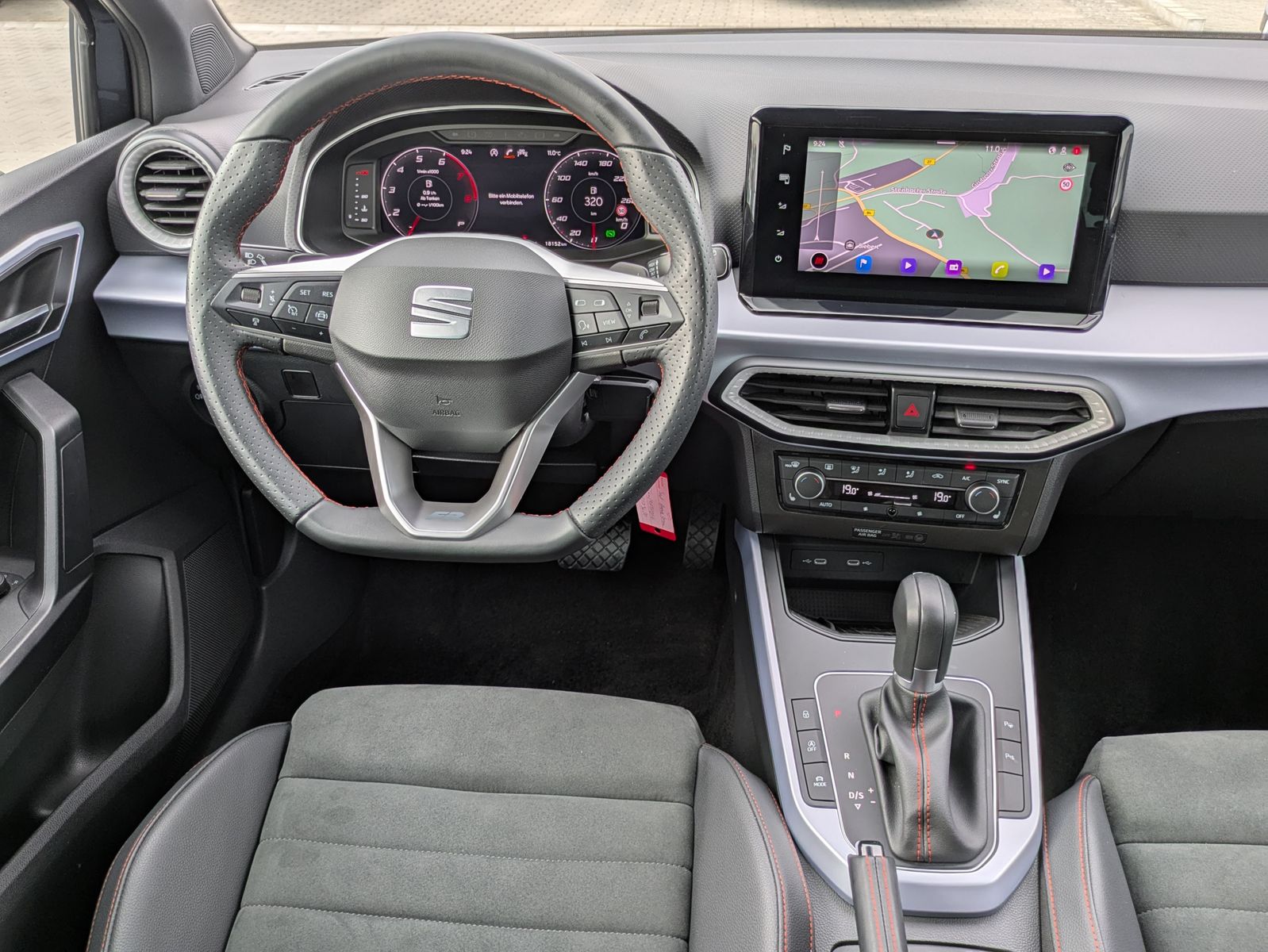 Fahrzeugabbildung SEAT Arona 1.0 TSI FR DSG AHK*ACC*LED*APP*DAB*KAMERA
