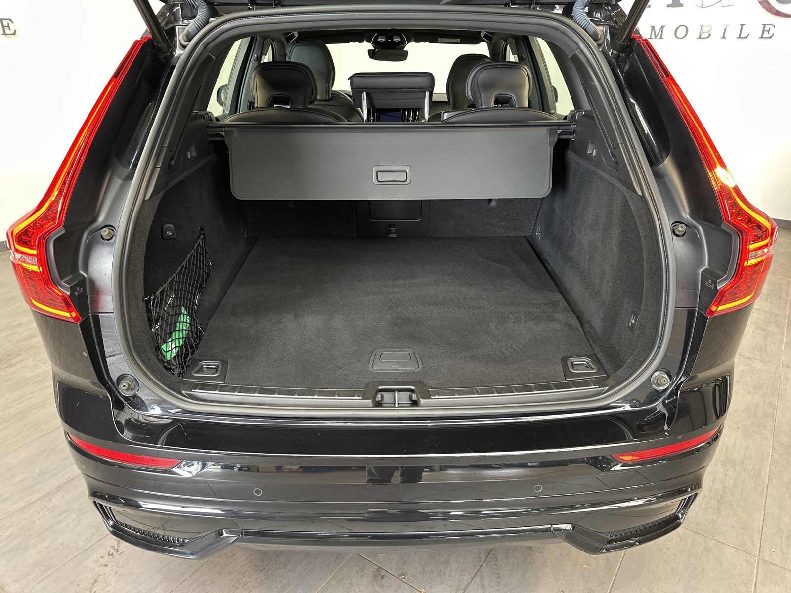 Fahrzeugabbildung Volvo XC60 T6 Hybrid AWD R-Design NAV+LED+AHK+PANO+ACC