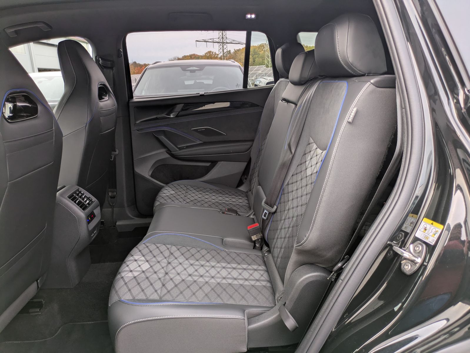 Fahrzeugabbildung Volkswagen Tayron 2.0 TDI 4M R-Line 7Si*MATRIX*AHK*PANO*HUD