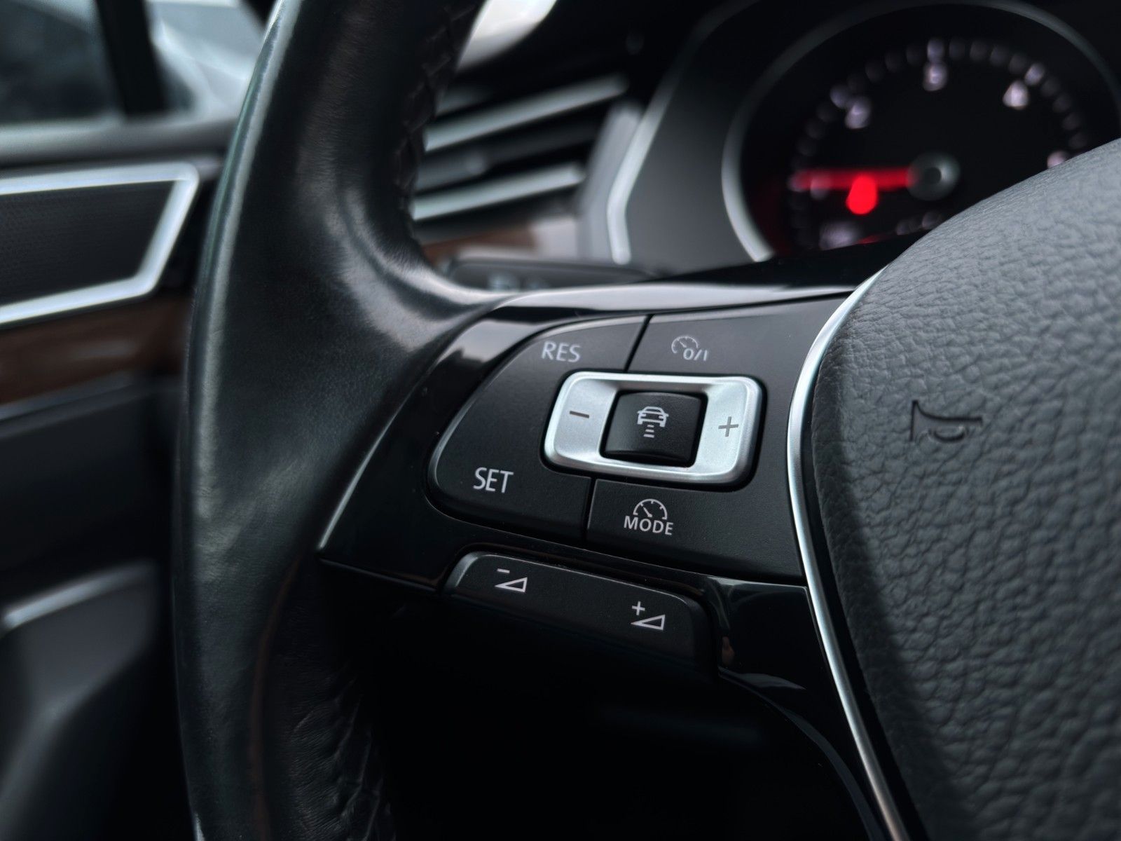 Fahrzeugabbildung Volkswagen Passat Massage/Pano/Sitzheiz/ACC *Zahnriemen neu