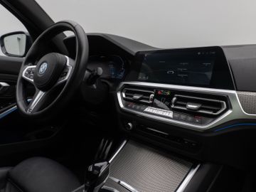 Fahrzeugabbildung BMW 330e M Sport Panorama Kamera HUD DAB HiFi Komfor