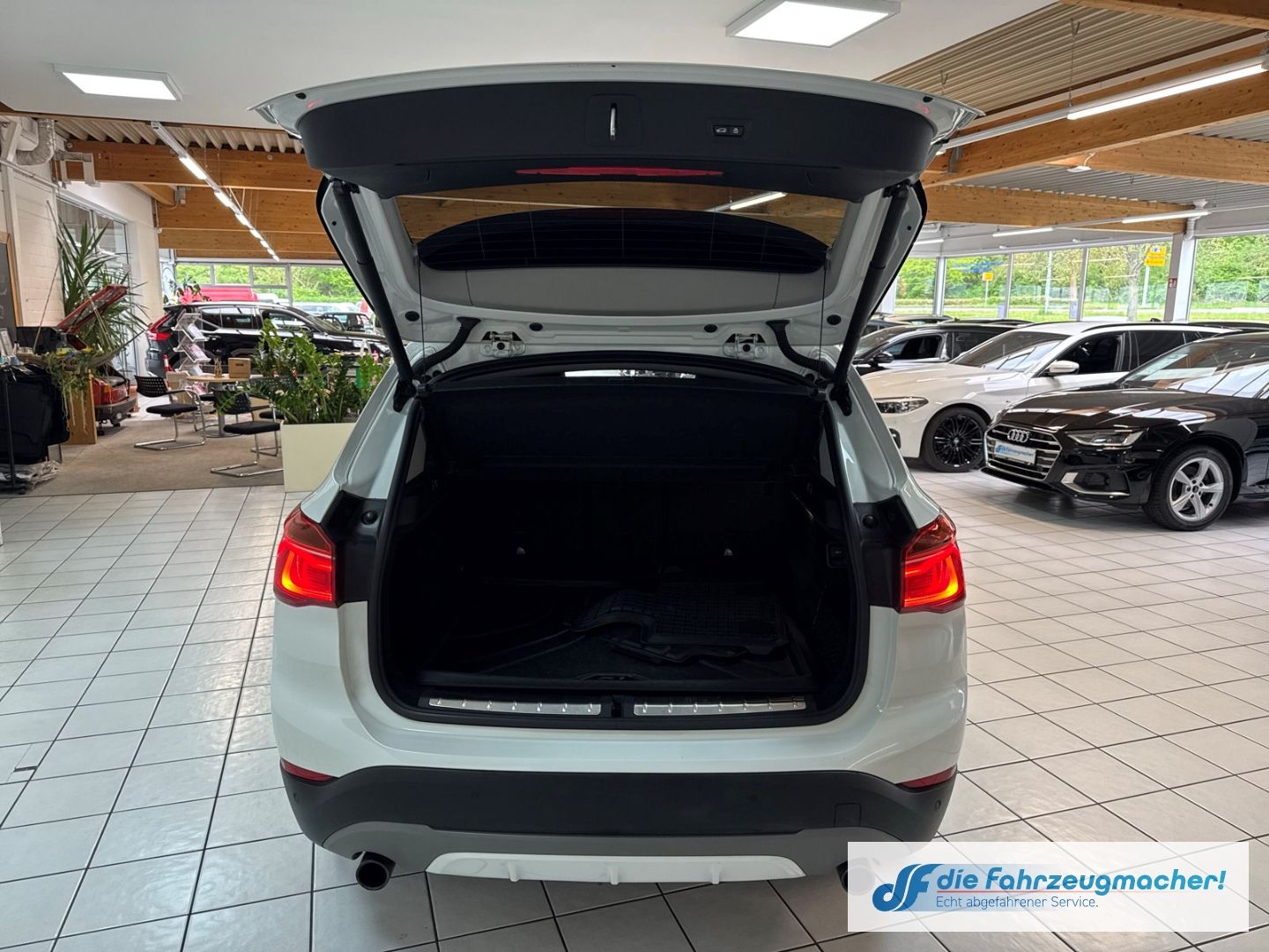 Fahrzeugabbildung BMW X1 xDrive 20 i Sport Line HUD AD Navi Memory Sit