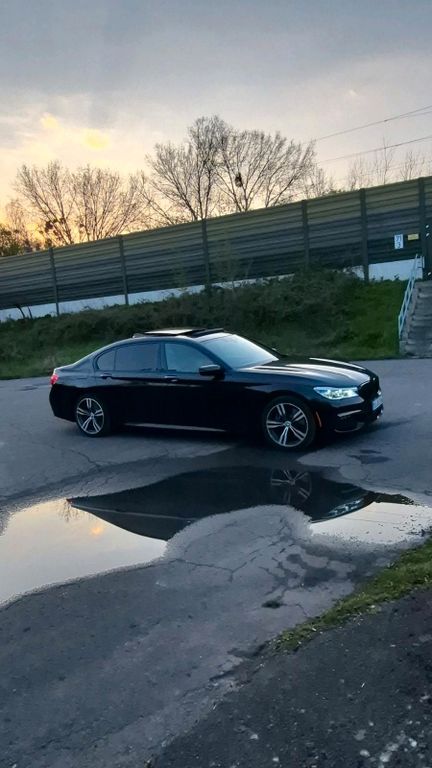 Image of BMW 750