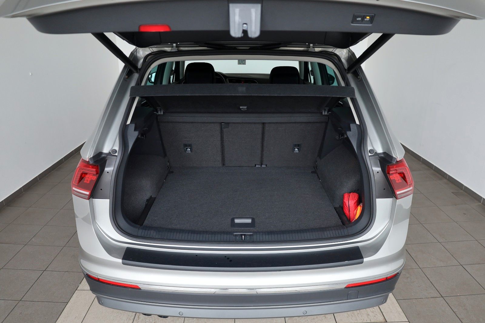 Fahrzeugabbildung Volkswagen Tiguan Highline 4M Navi,LED,PanDach,ACC,360°