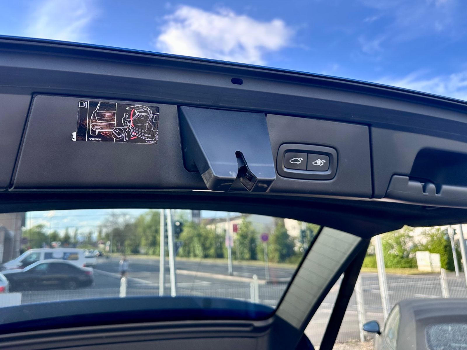 Fahrzeugabbildung Volvo V90 KOMBI T8 R-DESIGN HYBRID AWD*AHK+VOLL+MOD.19