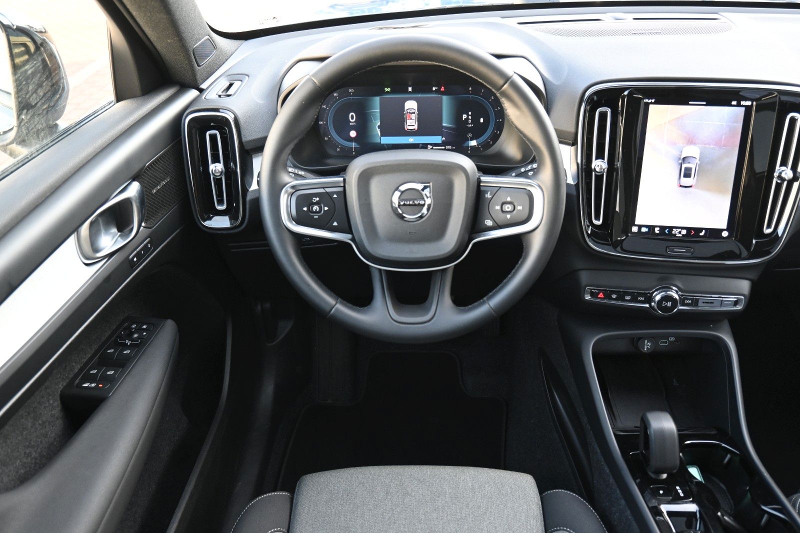 Fahrzeugabbildung Volvo XC40 B3 DKG Plus Dark*360°*PANO*ACC*AHK