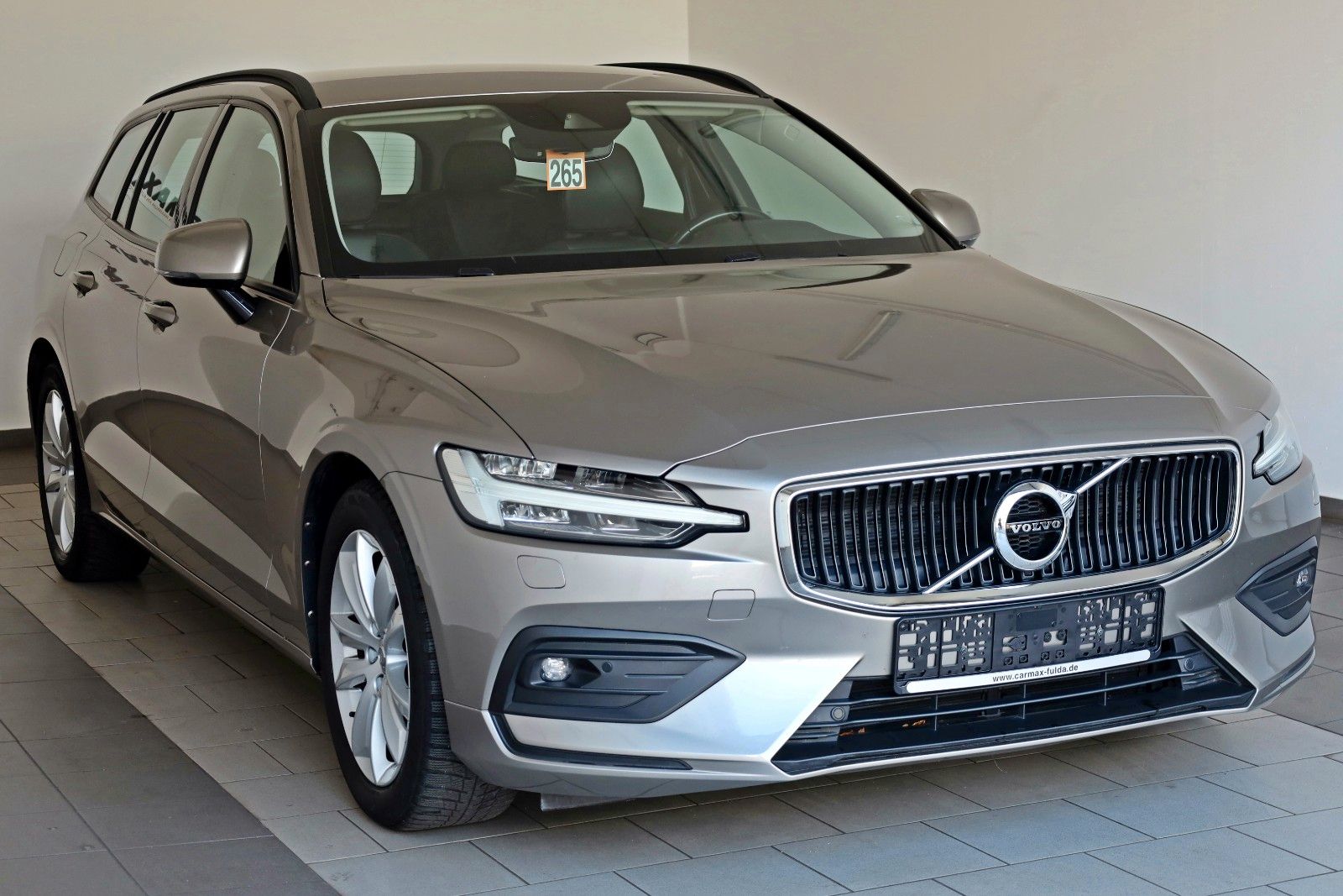Fahrzeugabbildung Volvo V60 Momentum, T.Leder,Navi,LED,SH,PDC,AHK el.