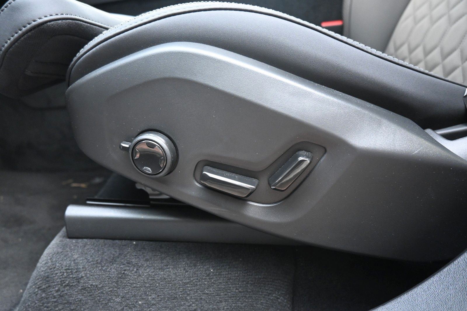 Fahrzeugabbildung Volvo XC90 T8 RC AWD Plus Dark*STDHZG*360°*ACC*