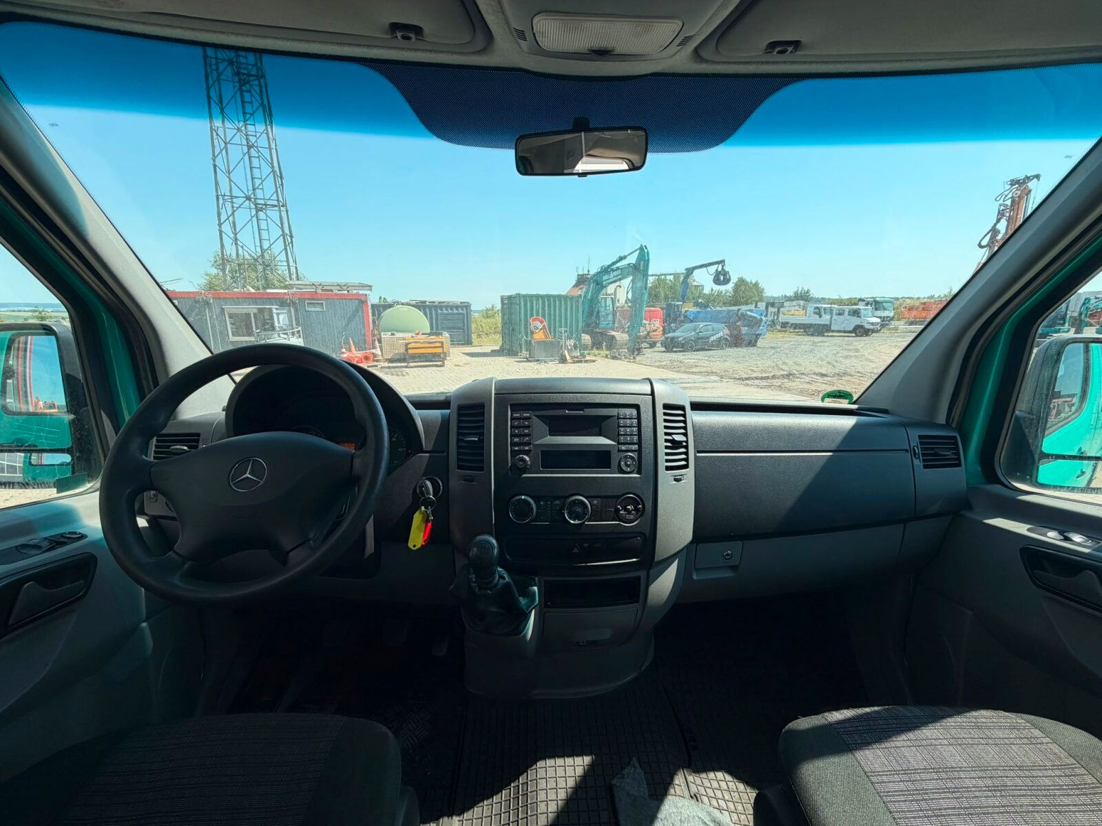 Fahrzeugabbildung Mercedes-Benz Sprinter 316 CDI Pritsche DoKa 6 Sitze