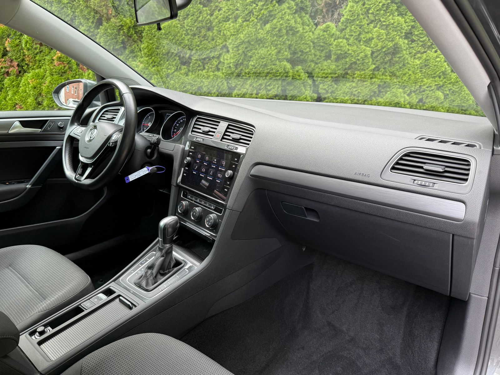 Fahrzeugabbildung Volkswagen Golf 1.6 TDI DSG Lim Comfortline NAV+SHZ+PDC+MFL