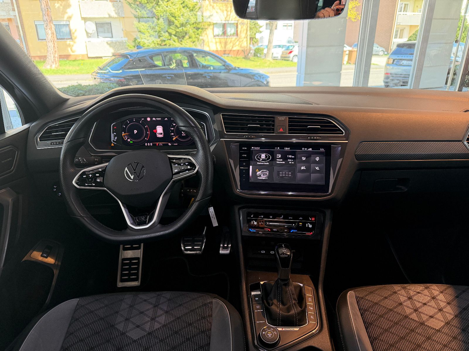 Fahrzeugabbildung Volkswagen Tiguan Allspace R-Line /PANO/HUD/HARMAN-KARDON/