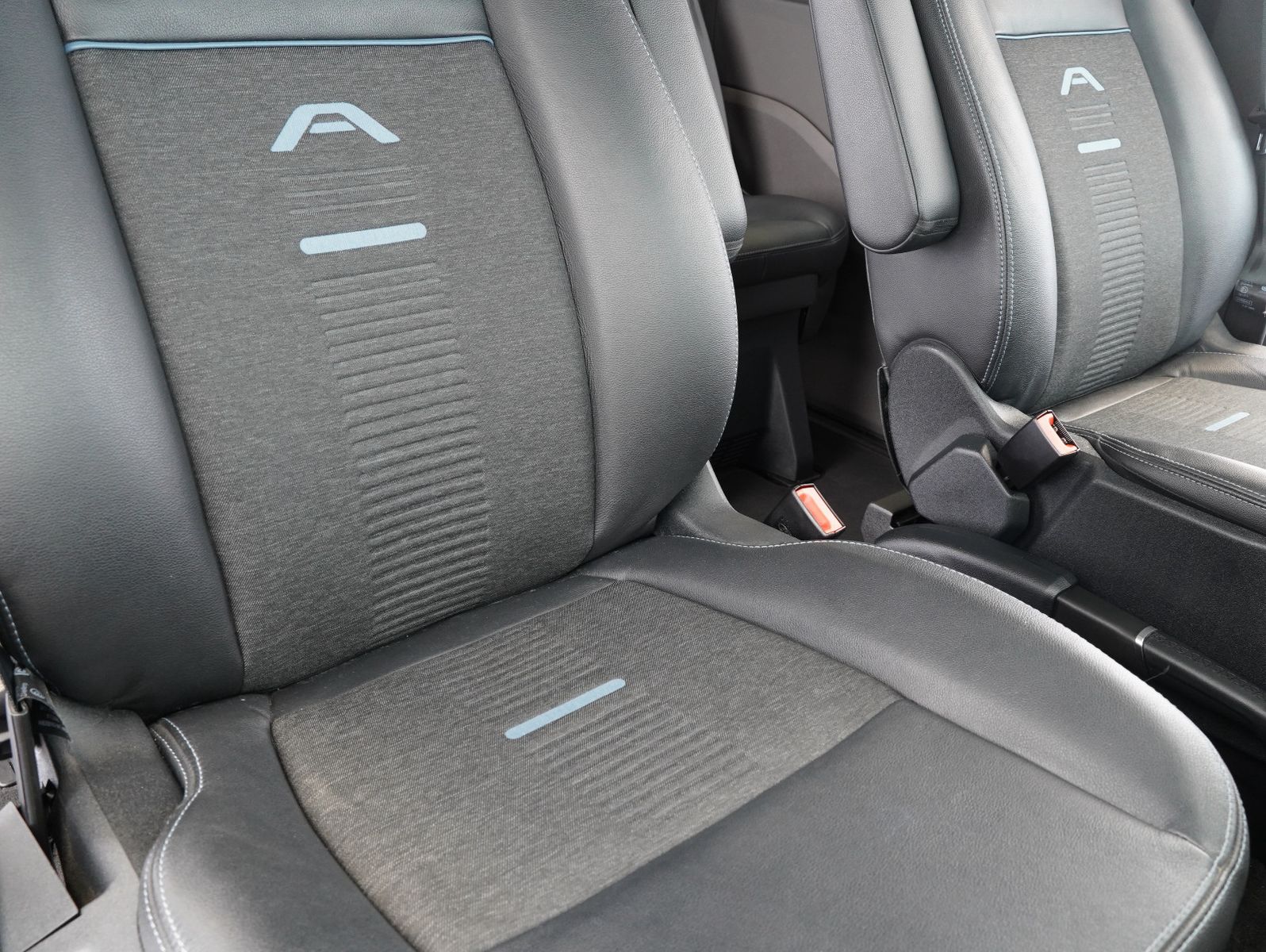 Fahrzeugabbildung Ford Tourneo Custom 320 L2 Active 8-SITZER/XENON