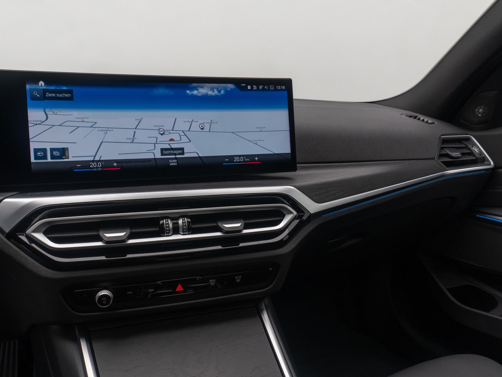 Fahrzeugabbildung BMW 330e xD Panorama HUD H/K AHK Alarm Sport Leder