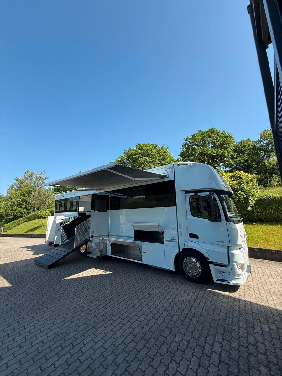 Mercedes-Benz Antos 1835, Pferdetransporter, Popout