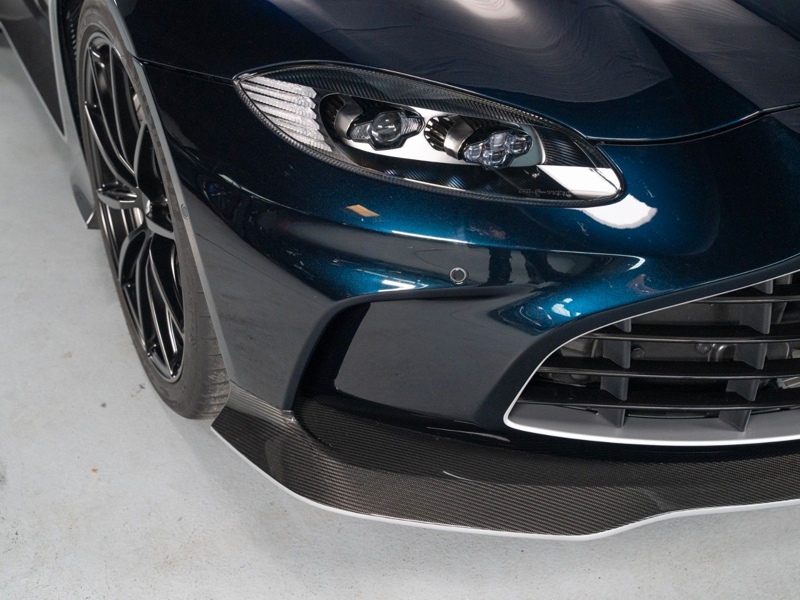 Aston Martin V12 Vantage - Bild 13