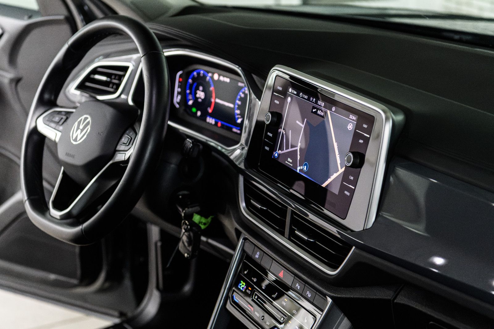 Fahrzeugabbildung Volkswagen T-Roc Style 1.5l TSI DSG +Navi +AHK +ACC +LED