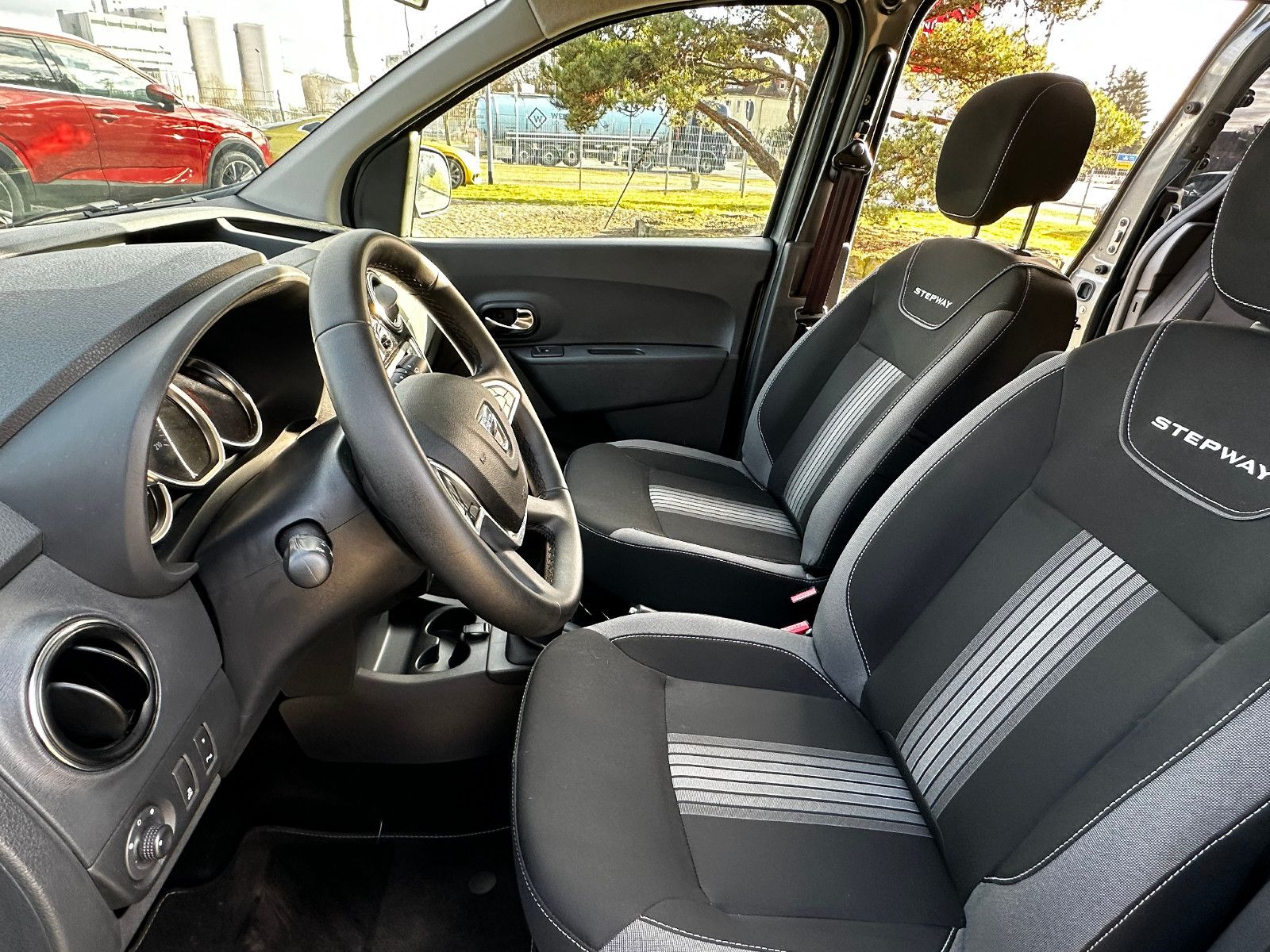 Fahrzeugabbildung Dacia Dokker Stepway Celebration AHK fest