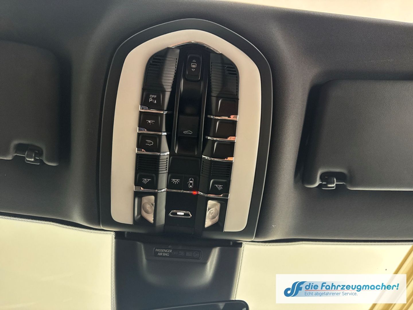Fahrzeugabbildung Porsche Macan DE-Auto Pano Navi Memory S Soundsy LED Dyn
