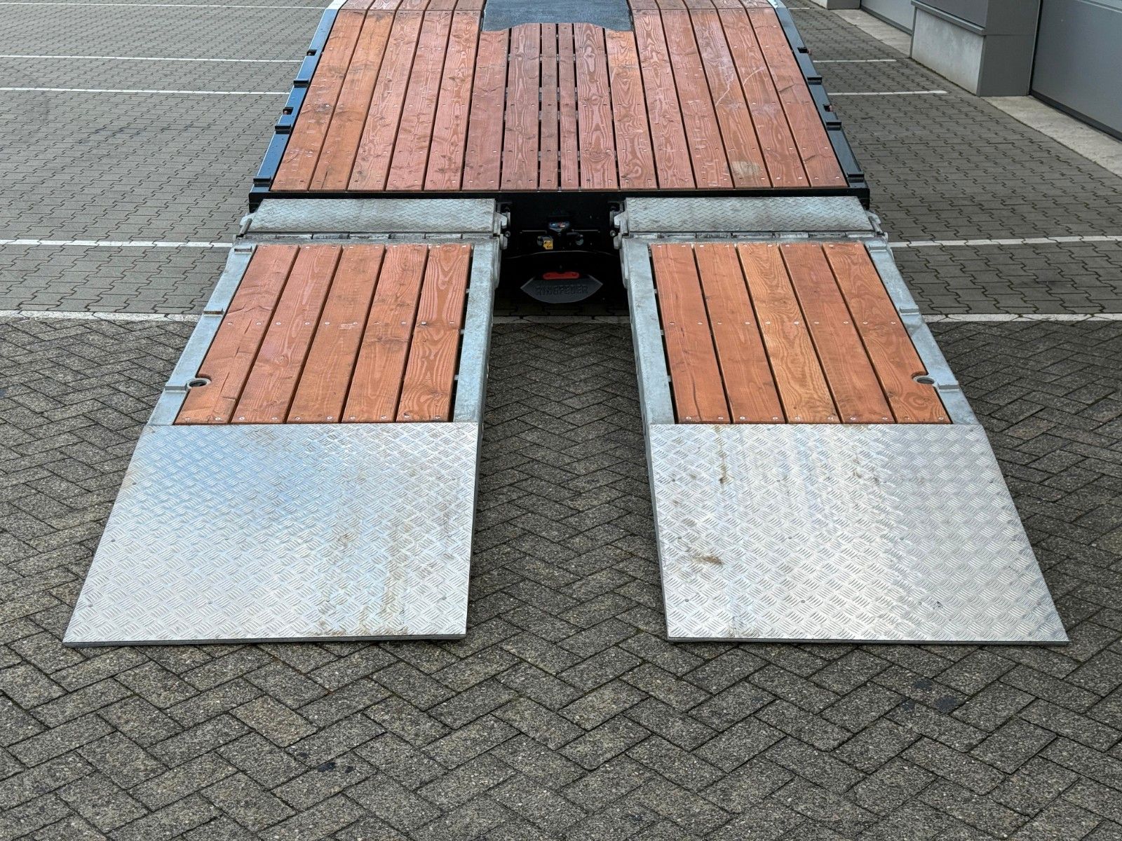 Fahrzeugabbildung MAN TGS 35.520 8x2H Maschinentransporter Funk* Seil*