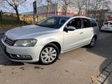 Volkswagen Passat Variant/NAVI/II HAND/TEMPOMAT/TÜV/AU NEU - Volkswagen Passat aus 2011: Kombi