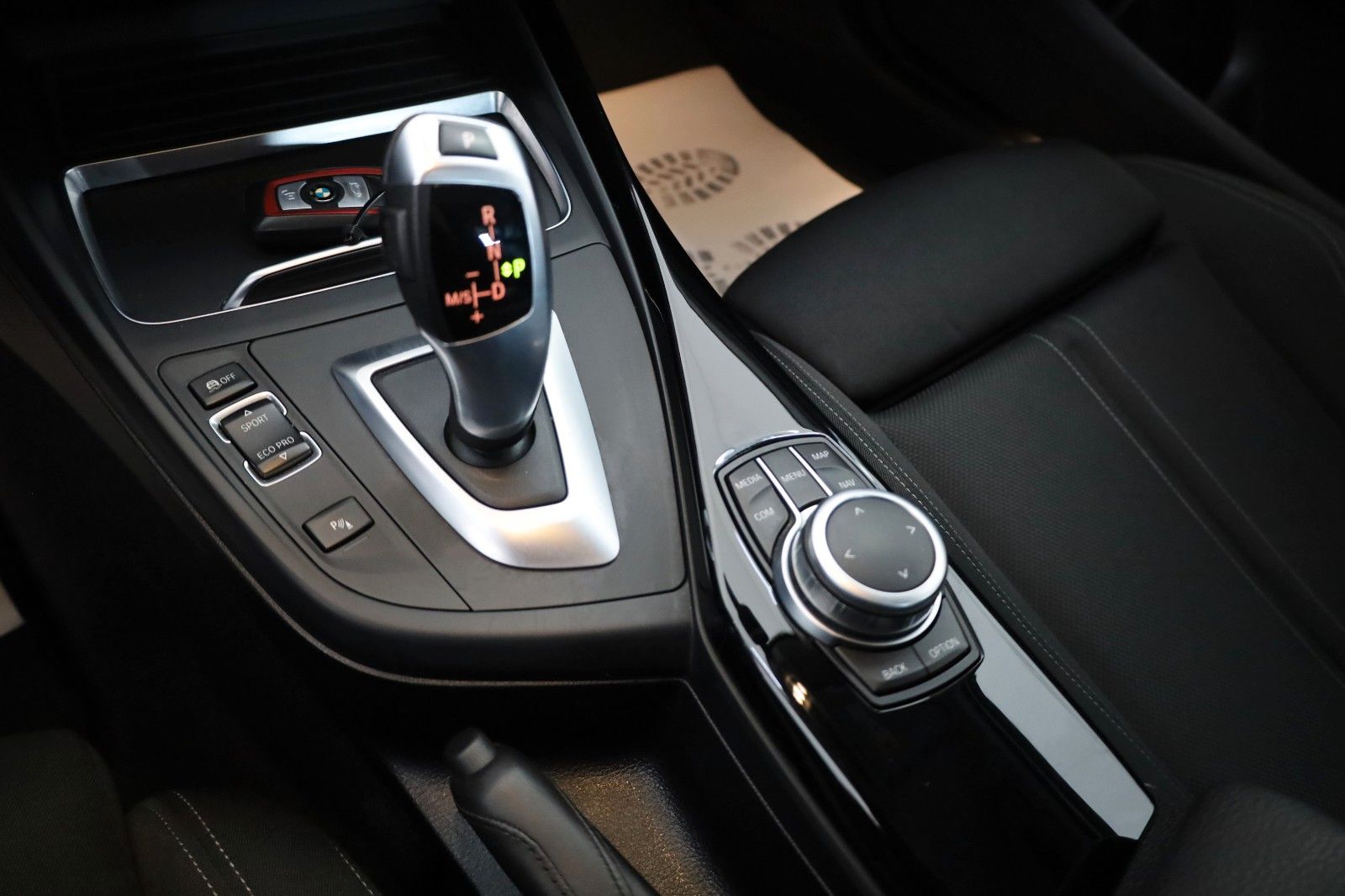 Fahrzeugabbildung BMW 118i Sport Line Lim. Navi,LED,SH,PDC,SR+WR