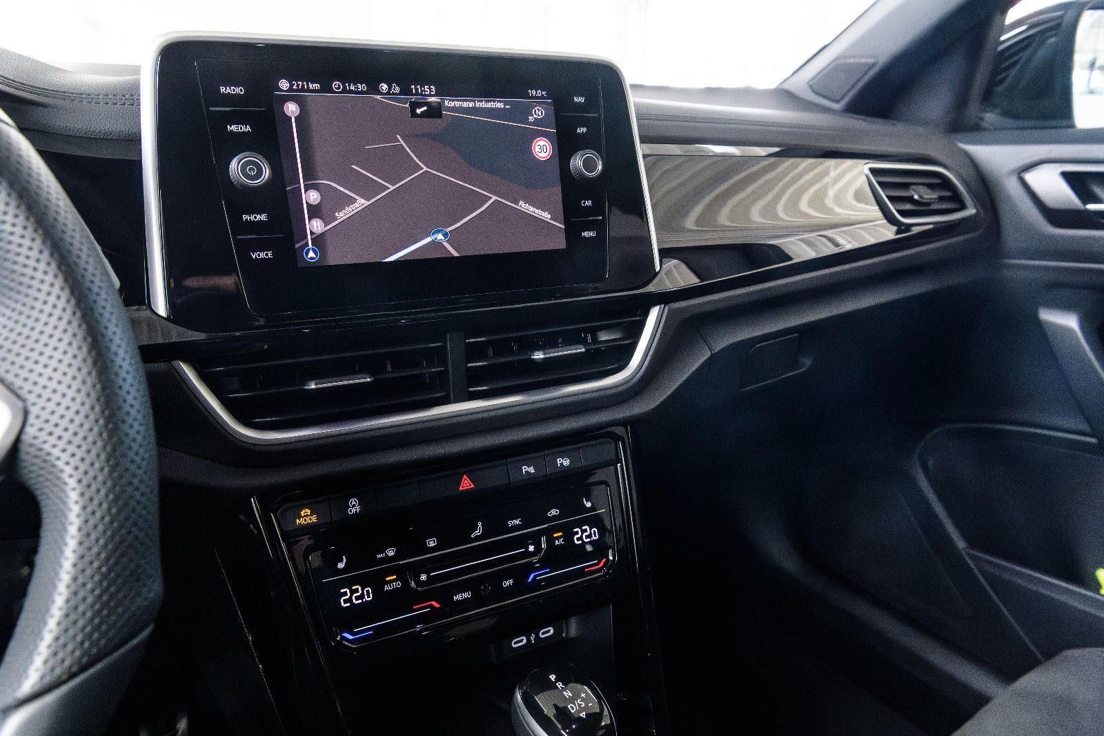 Fahrzeugabbildung Volkswagen T-Roc R-Line 1.5 TSI DSG LED+AHK+KAMERA+ACC+SHZ