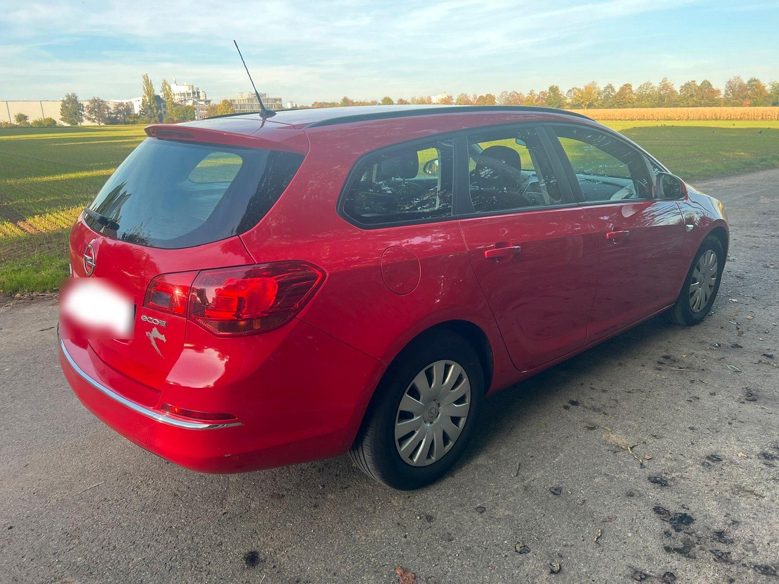 Opel Astra 2013 — interior
