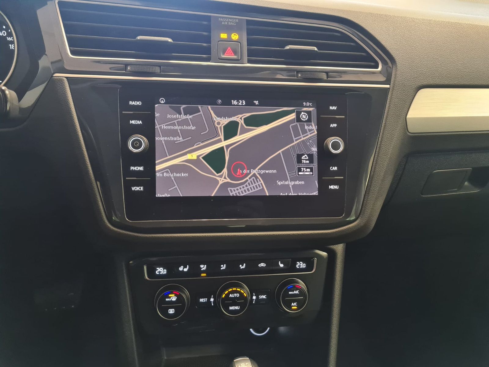 Fahrzeugabbildung Volkswagen Tiguan Comfortline / 1. Hand / AHK / GARANTIE