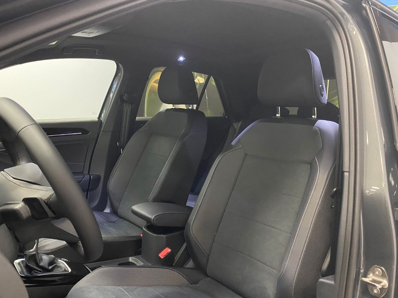 Fahrzeugabbildung Volkswagen T-Roc 1.5 TSI DSG+STYLE+PANORAMA+AHK+GARANTIE+BC