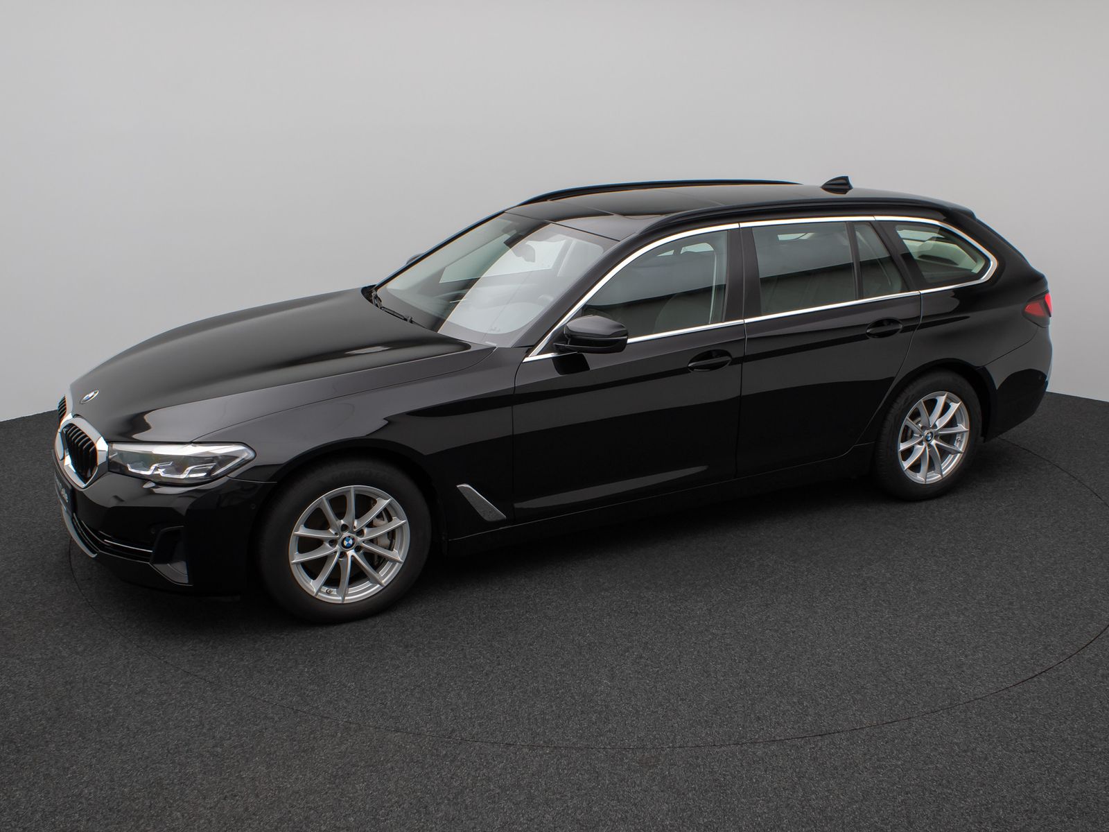 Fahrzeugabbildung BMW 530d Panorama Kamera DAB HiFi DrivAssist Komfort