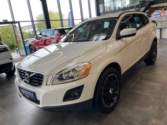 Volvo XC 60  Momentum AWD *AHK*NAVI*TEMPOMAT*ALLRAD*