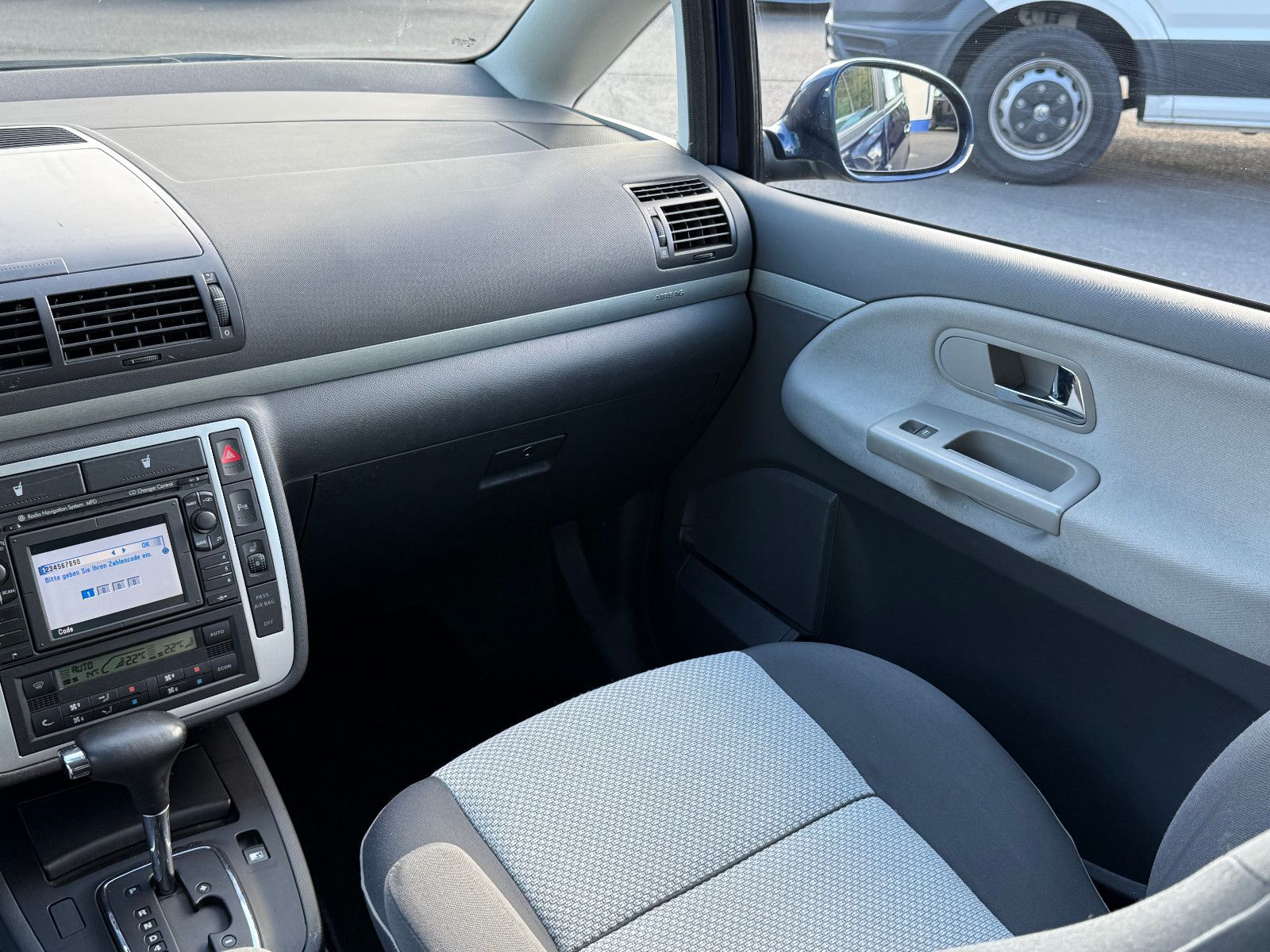 Fahrzeugabbildung Volkswagen Sharan Freestyle TSI DSG GRA Navi Xenon PDC SHZ
