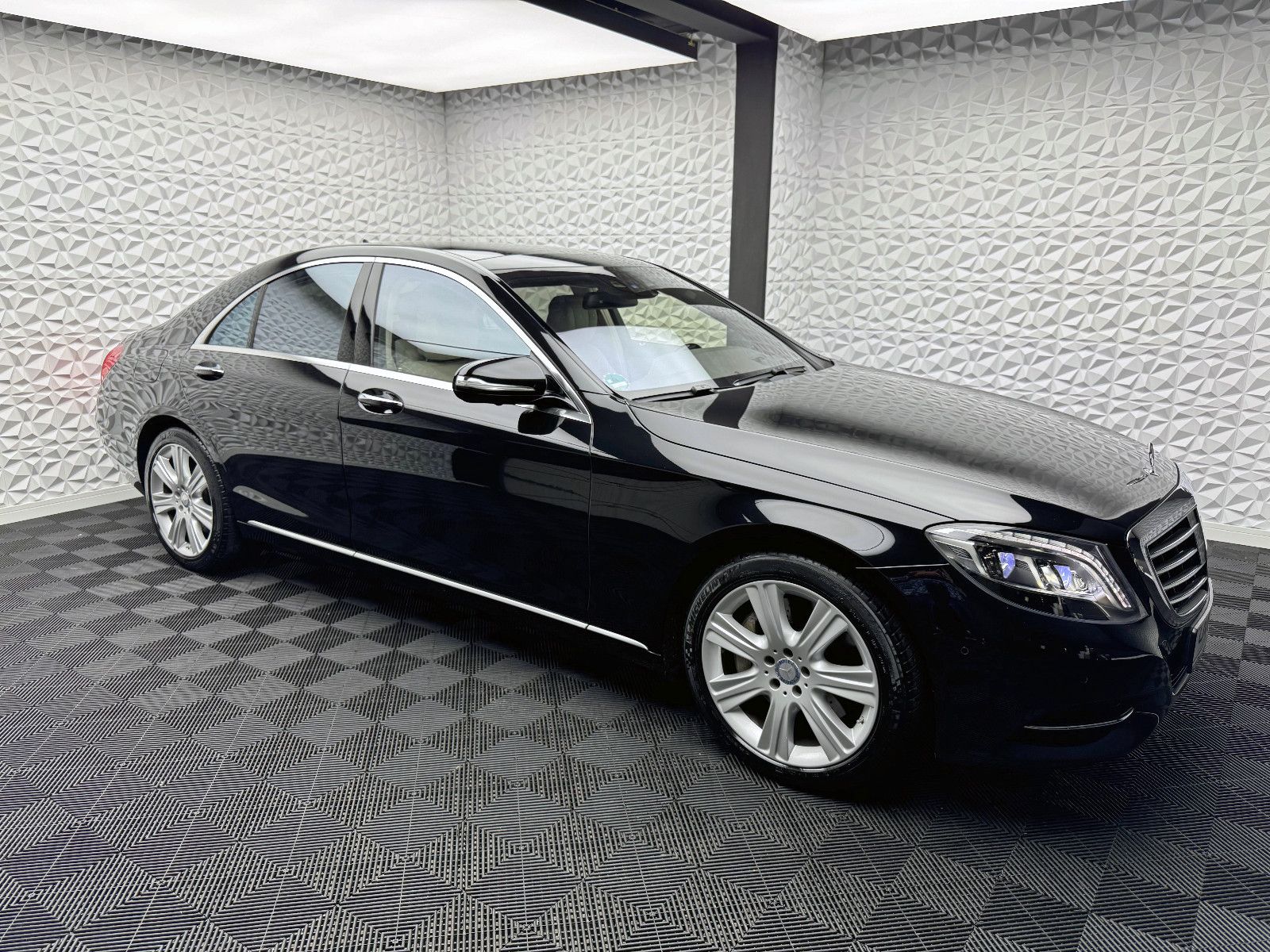 Fahrzeugabbildung Mercedes-Benz S 500 4M/DISTRO/3xTV/BURMESTER-3D/NIGHTV/MASSAGE