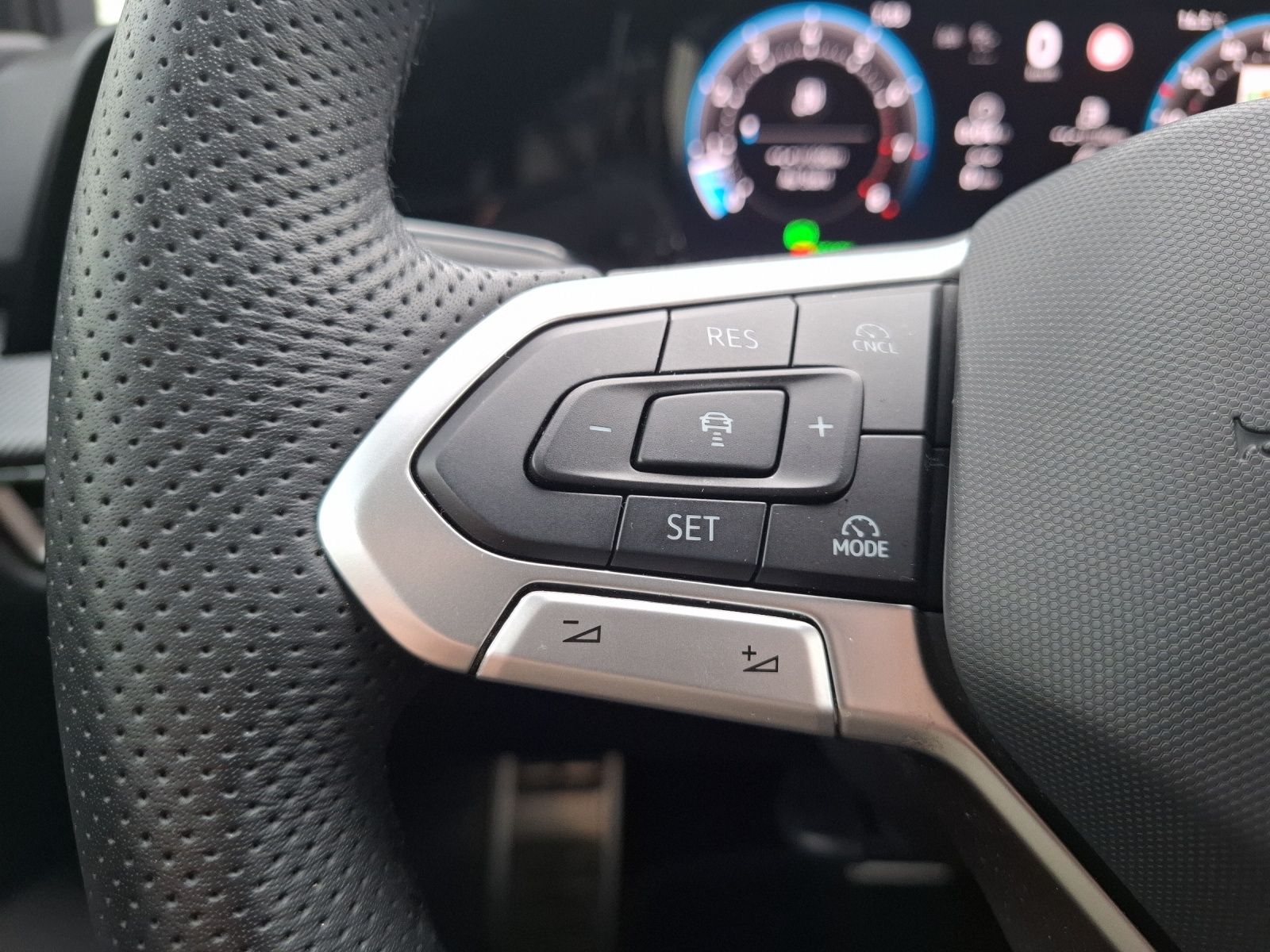 Fahrzeugabbildung Volkswagen Golf VIII Variant eTSI R-Line DSG Standhzg. LED