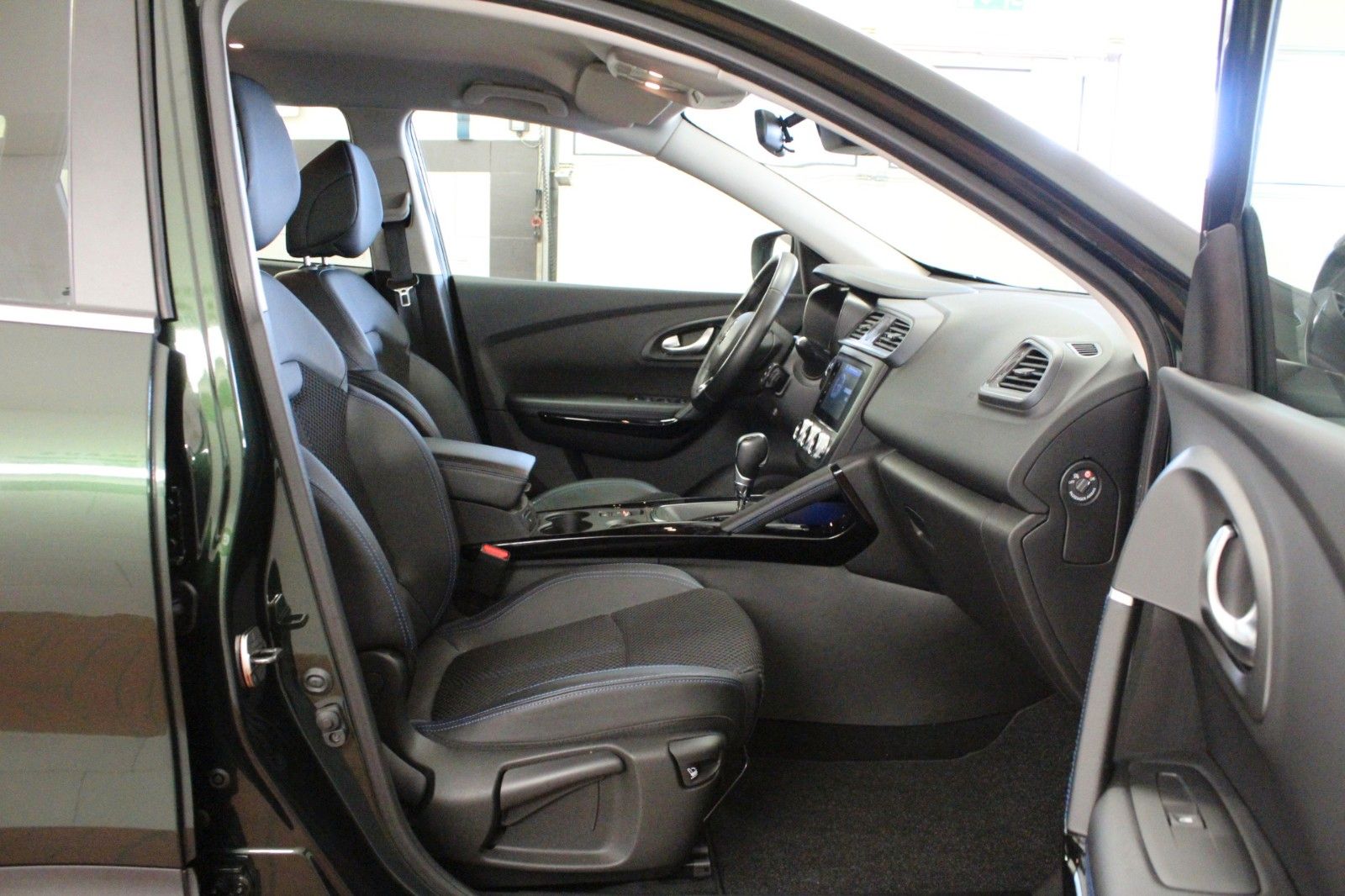 Fahrzeugabbildung Renault Kadjar TCe 140 EDC Limited  Automatik