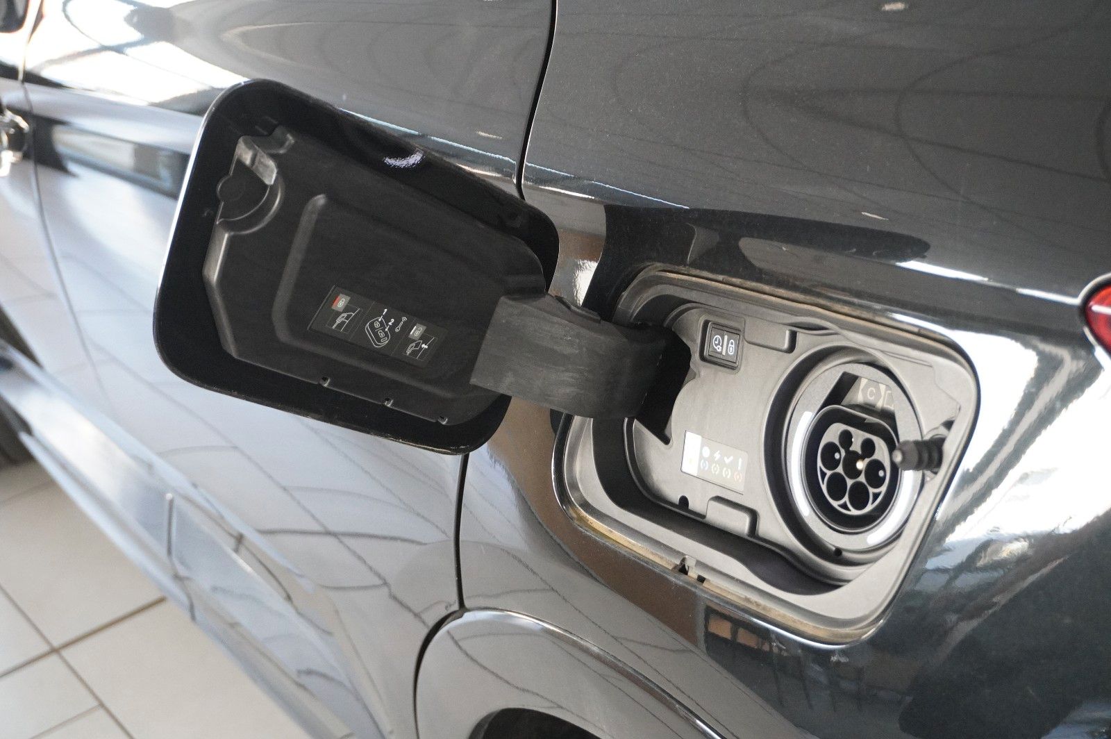 Fahrzeugabbildung Opel Grandland (X) 1.6T GSe HYBRID 4X4 NAVI/SPORT/AHK