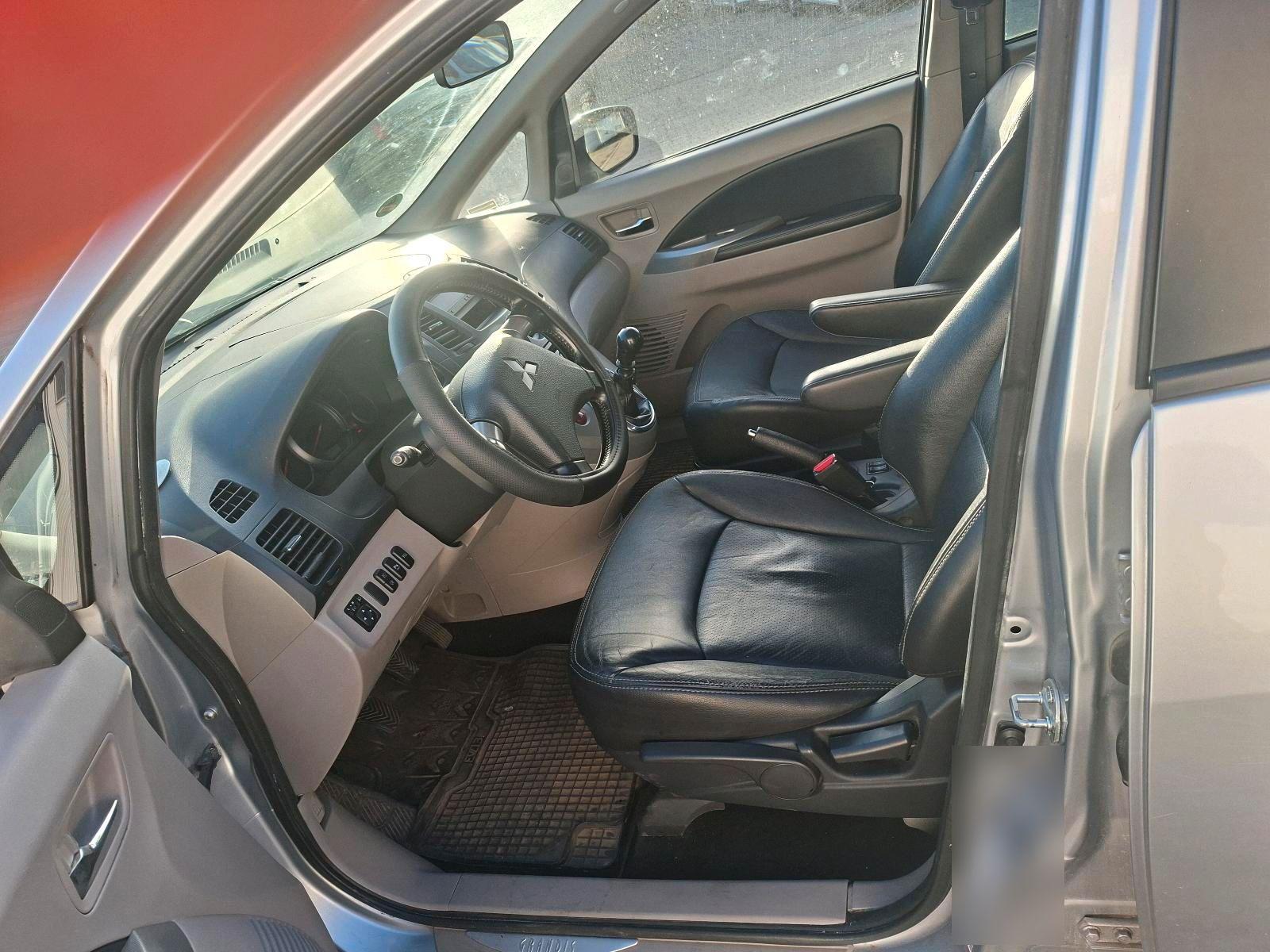 Mitsubishi Grandis 2009 — interior