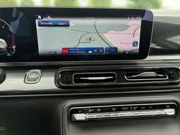 Mercedes V 220 - 12
