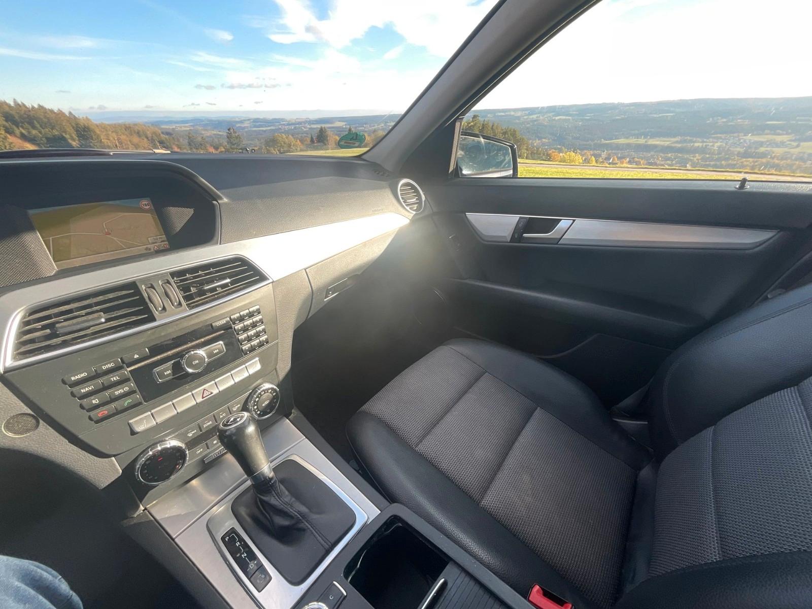Mercedes-Benz C220 2011 — photo 11
