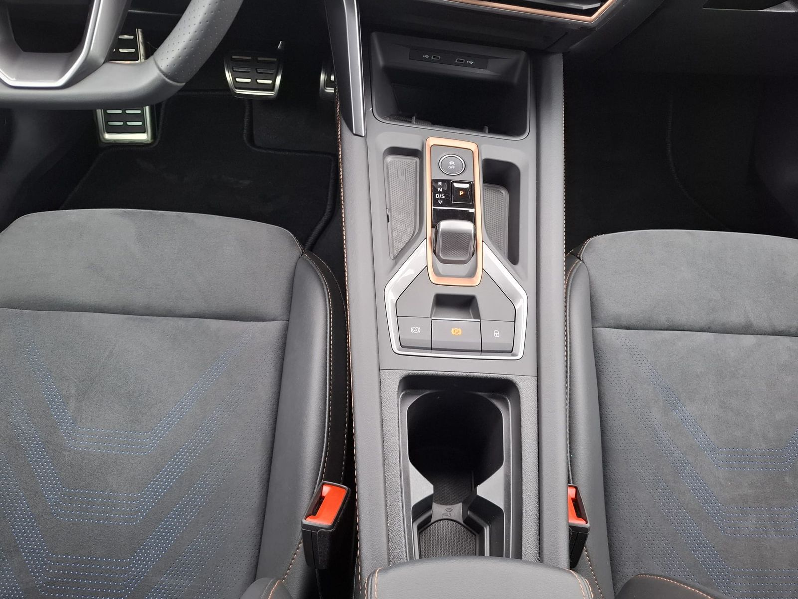 Fahrzeugabbildung CUPRA Leon 1.5 eTSI DSG AHK*DYNAMICA*EDGE*LED*5JGARAN.
