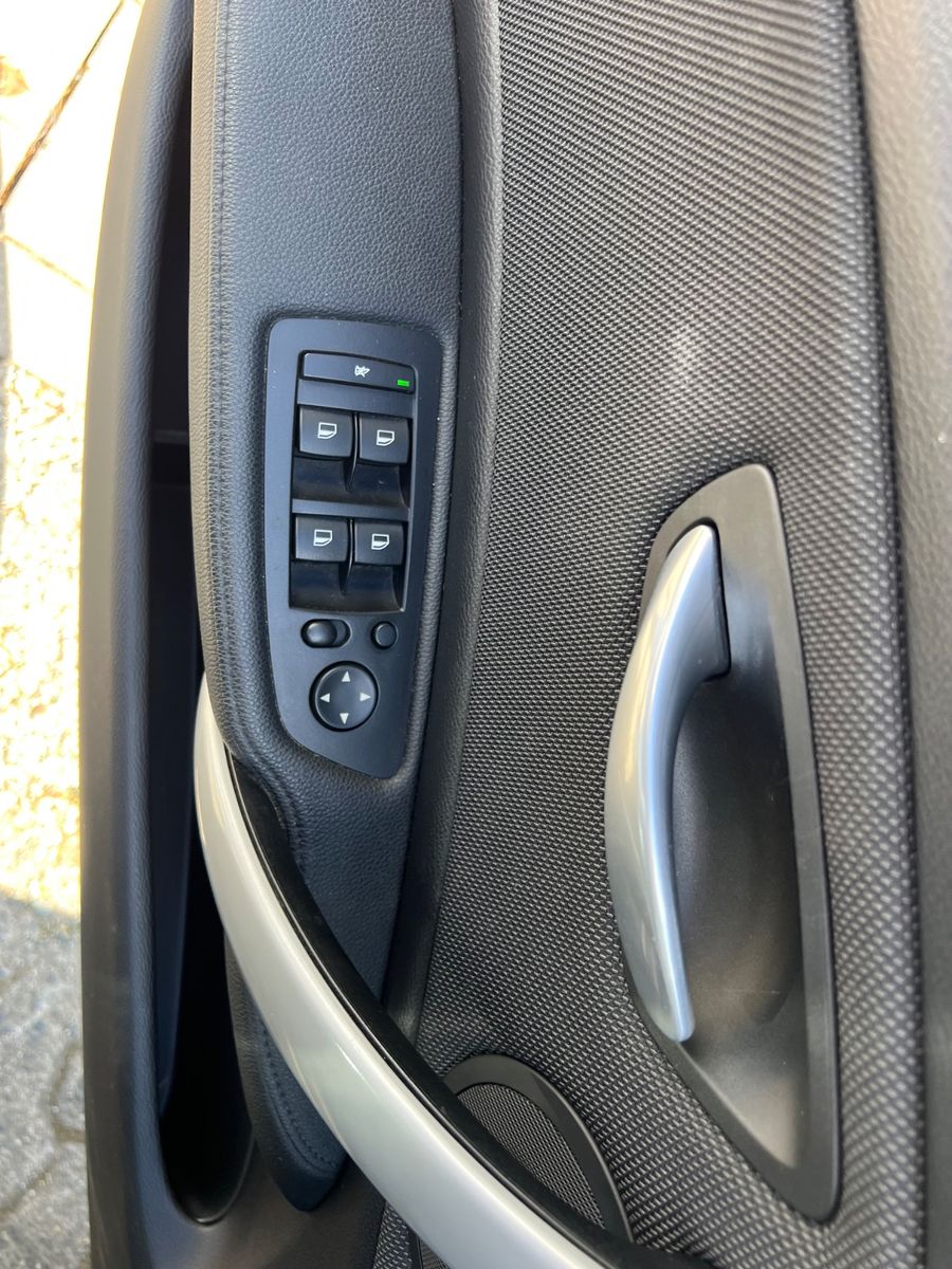 Fahrzeugabbildung BMW 120i AUTOMATIK * NAVI *KEYLESS-GO*XENON*